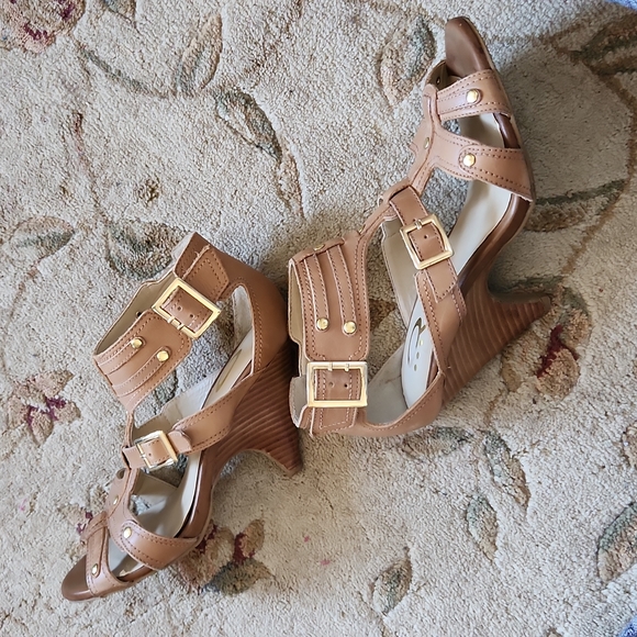 🎊HP🎊 Denver Hayes Wedge Style Heels Tan 7 - Picture 7 of 10